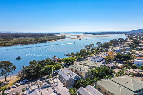 Panoramic River & Ocean Views Noosaville - Sydney 4u 4