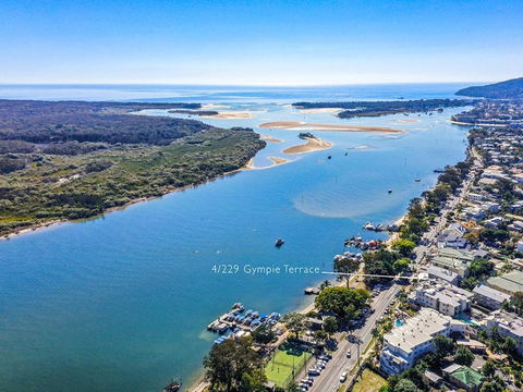 Panoramic River & Ocean Views Noosaville - Sydney 4u 3