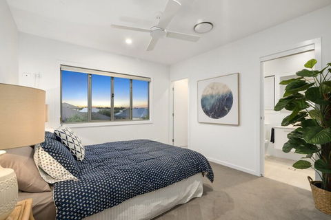 Luxury Canal Front Holiday House Raptor Pde Banksia Beach - Accommodation Sydney 3