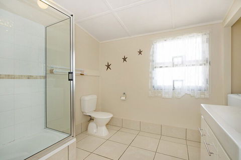 Close To Water Restaurants & Clubs Toorbul St. Bongaree - Accommodation Sydney 6
