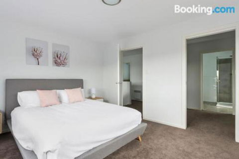 Brand New Family Friendly 3 Bed Villa Walk Shops - Accommodation Sydney 5