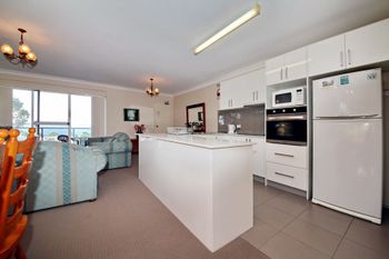 Sunset Towers Unit 11 / 25 Donald Street - Accommodation Sydney 3