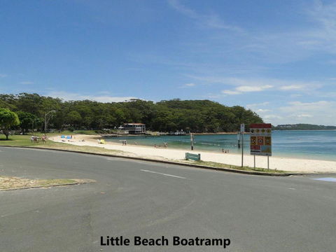Rubys Retreat 44 Achilles Street - Accommodation Sydney 1