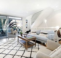 Broabdeach Sleek  Stylish Living - Accommodation Sydney