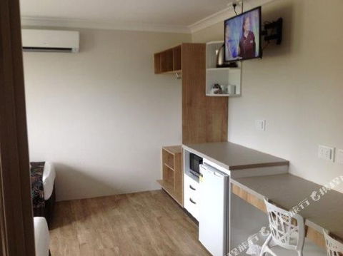BEST WESTERN CASTLE LODGE MOTEL - Accommodation Sydney 0