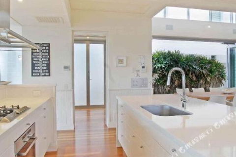 R & W Noosa Holidays 19 The Esplanade - Sydney 4u 4