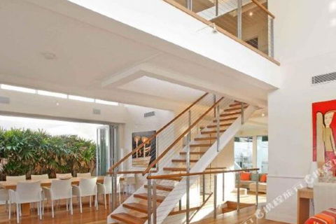R & W Noosa Holidays 19 The Esplanade - Sydney 4u 3