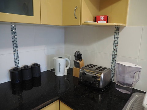 Queen Room With Airport Transfers Or Car Rental - Sydney Resort 2