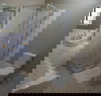 Queen Room With Airport Transfers Or Car Rental - Accommodation Sydney