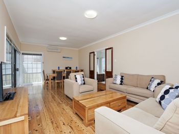 Longboard 11 Boulder Bay Road - Accommodation Sydney 0