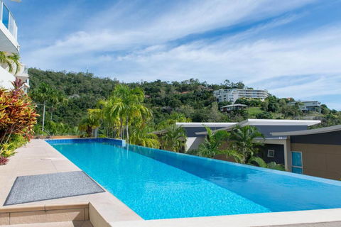 Azure Seas Executive Airlie Beach - Sydney 4u 3