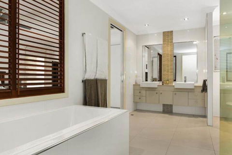 Luxury Home Near Marina - Accommodation Sydney 6