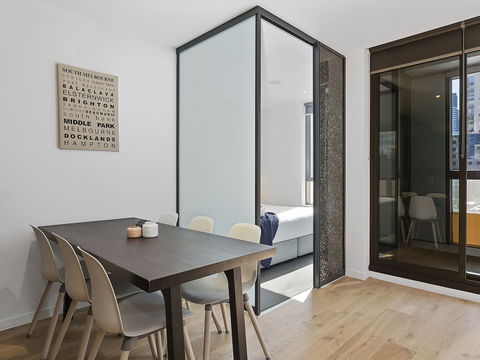 CHARLOTTE Manhatten Building Near Spencer St. & Southern Cross Station - Sydney 4u 4