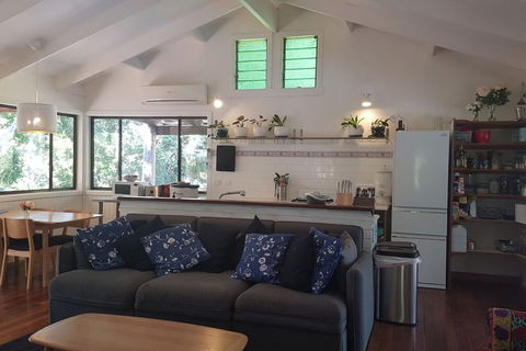 1 Bedroom Home Surrounded By Nature - Accommodation Sydney 3