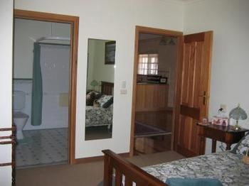 Buttercup Cottage & Private Apartment - Accommodation Sydney 4