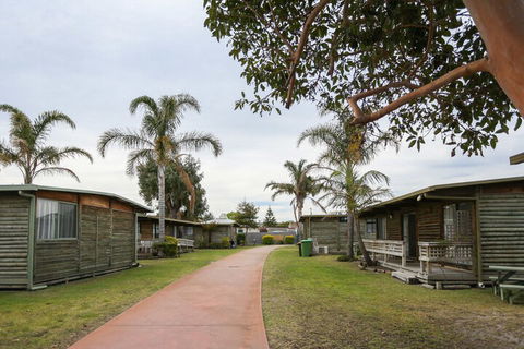 Lazy Acre Log Cabins - Sydney 4u 1