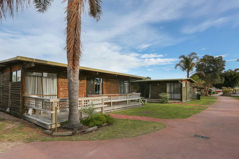 Lazy Acre Log Cabins - Sydney 4u 2