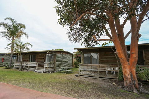 Lazy Acre Log Cabins - Sydney 4u 7