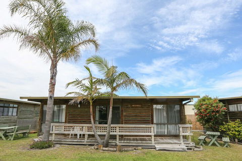 Lazy Acre Log Cabins - Sydney 4u 3