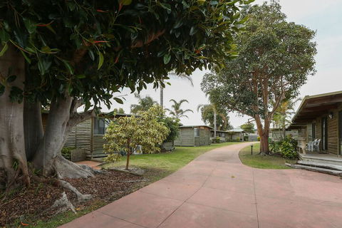 Lazy Acre Log Cabins - Sydney 4u 4