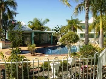 Reef Adventureland Motor Inn - Sydney 4u 6
