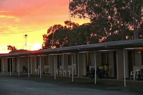 Charles Sturt Motor Inn West Wyalong - Sydney 4u 4