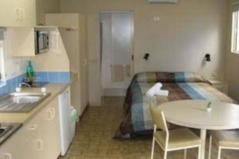 West Wyalong Caravan Park - Sydney 4u 4