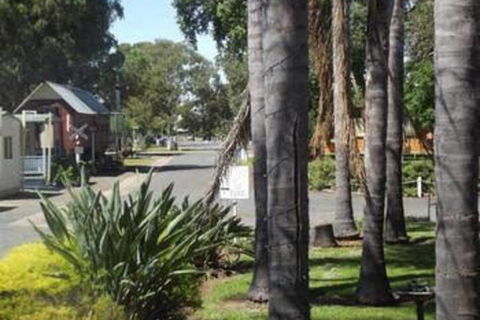 West Wyalong Caravan Park - Sydney 4u 6