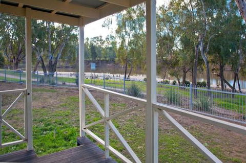 Wagga Wagga Beach Caravan Park - Sydney 4u 1