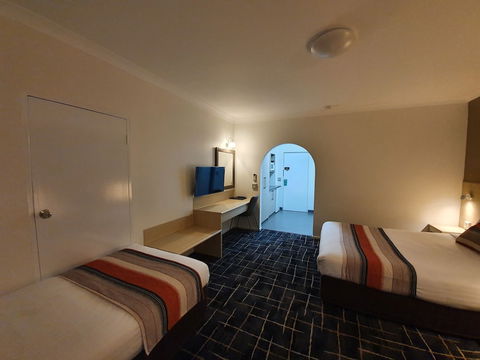 Hamiltonâ€™s Queanbeyan Motel - Sydney 4u 6