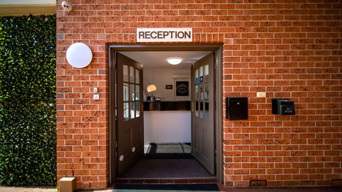 Hamiltonâ€™s Queanbeyan Motel - Sydney 4u 3