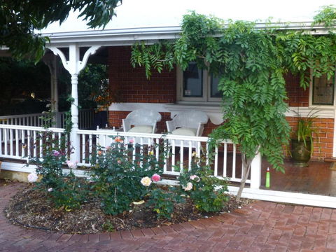 Lakeside Bed & Breakfast - Sydney 4u 5