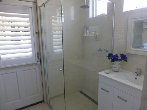 Lakeside Bed & Breakfast - Sydney 4u 1