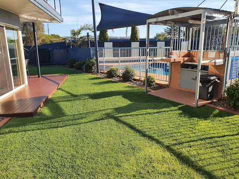 Grandeur Holiday Units - Accommodation Sydney 0