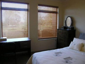 Insaa Serviced Apartments Dandenong - Sydney 4u 5