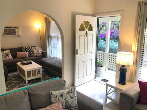 Ocean Beach Cottage - Sydney 4u 4