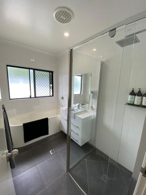 Cooktown Harbour View Luxury Apartments - Sydney 4u 4