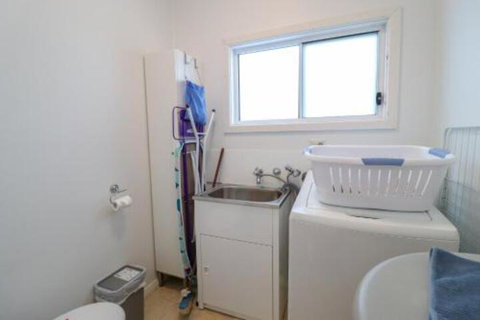 Lakefront Simplicity - Accommodation Sydney 6