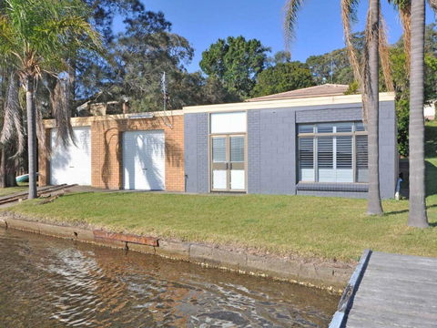 The Studio On The Lake At Fishing Point Lake Macquarie Honestly Put The Line In & Catch Fish - Sydney 4u 2