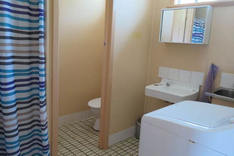 Jurien Beachfront Holiday Units - Sydney 4u 6