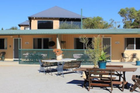 Jurien Beachfront Holiday Units - Sydney 4u 0