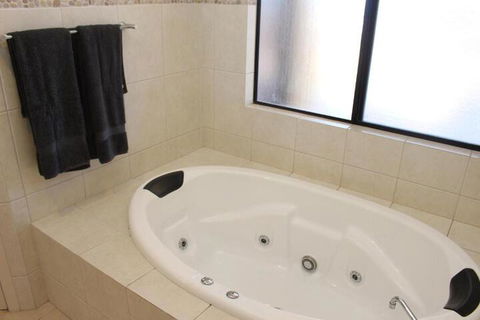The Lighthouse Beachfront Accommodation - Sydney 4u 3