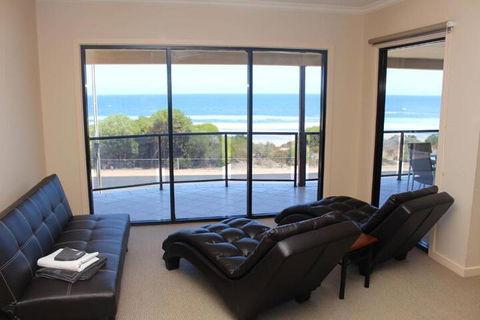 The Lighthouse Beachfront Accommodation - Sydney 4u 2