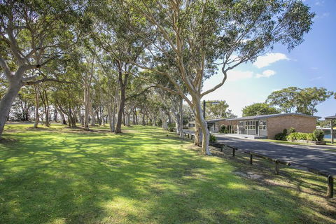 Lakeside Cabins & Holiday Village - Sydney 4u 5