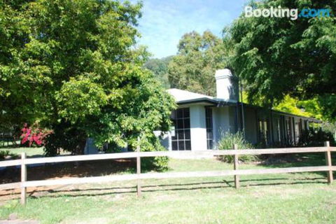 Secrets At Cedar Grove - Sydney 4u 4