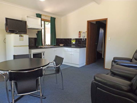 Adelaide Caravan Park - Sydney 4u 8
