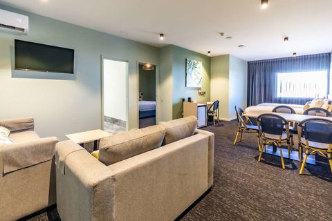 Nightcap At Commercial Hotel - Sydney 4u 4