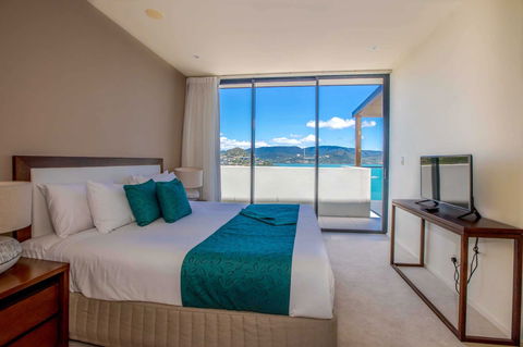 Mirage Whitsundays - Sydney 4u 1