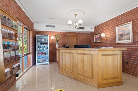 Burke & Wills Motor Inn - Sydney 4u 5