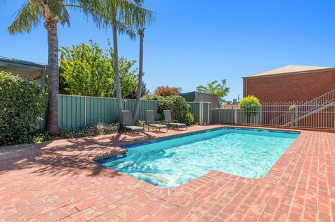 Burke & Wills Motor Inn - Sydney 4u 10